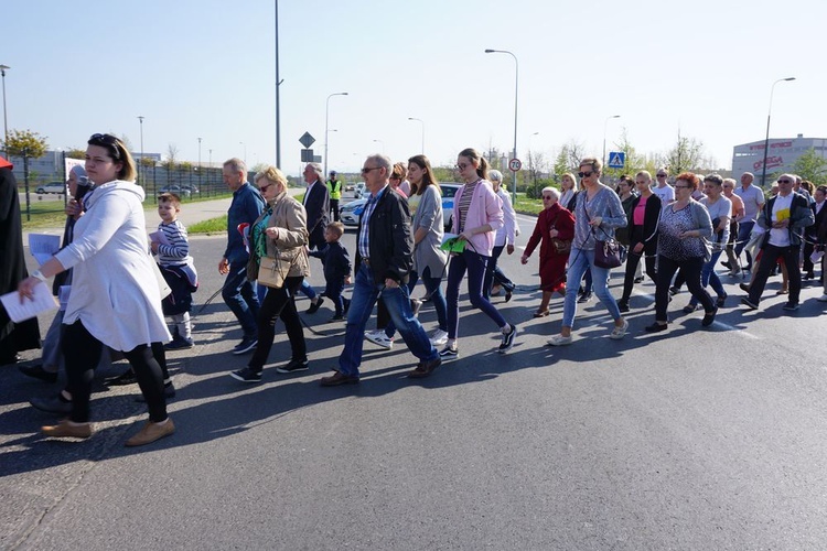 Wielki Piątek - Droga Krzyżowa w parafii Miłosierdzia Bożego