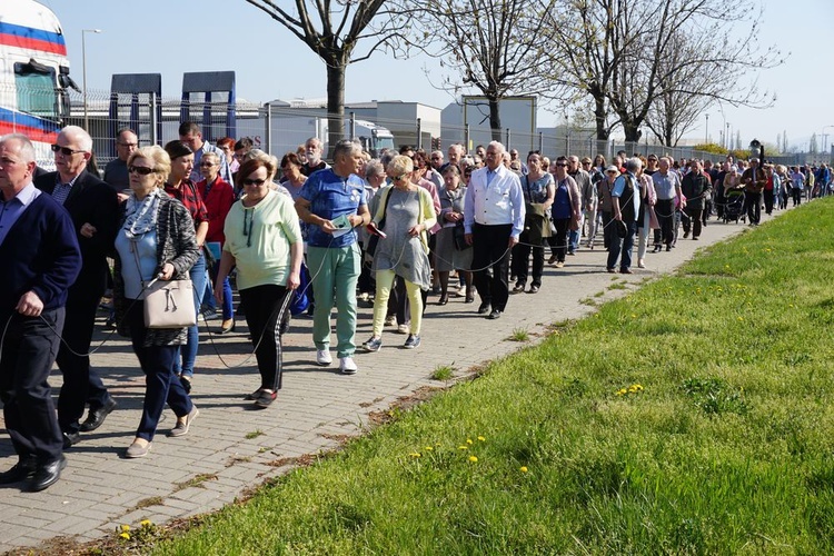 Wielki Piątek - Droga Krzyżowa w parafii Miłosierdzia Bożego