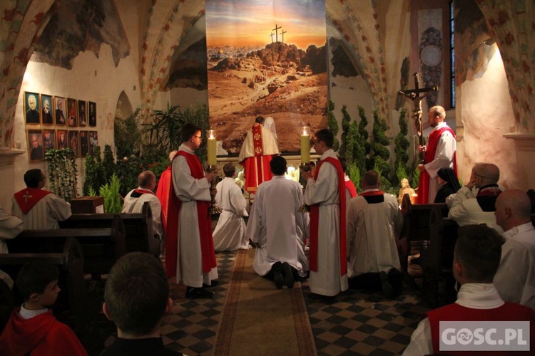 Liturgia Wielkiego Piątku w zielonogórskiej konkatedrze