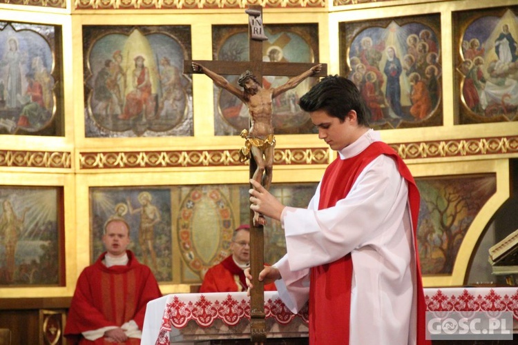 Liturgia Wielkiego Piątku w zielonogórskiej konkatedrze