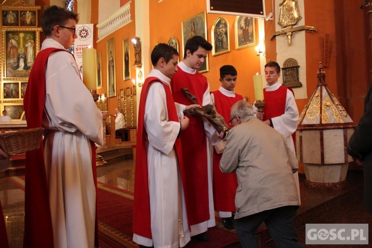 Liturgia Wielkiego Piątku w zielonogórskiej konkatedrze