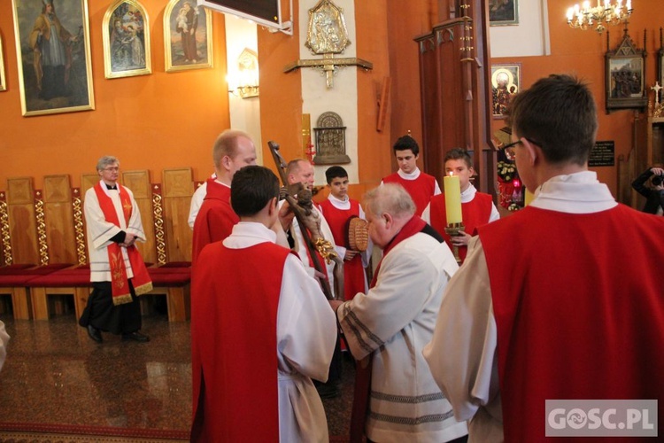 Liturgia Wielkiego Piątku w zielonogórskiej konkatedrze