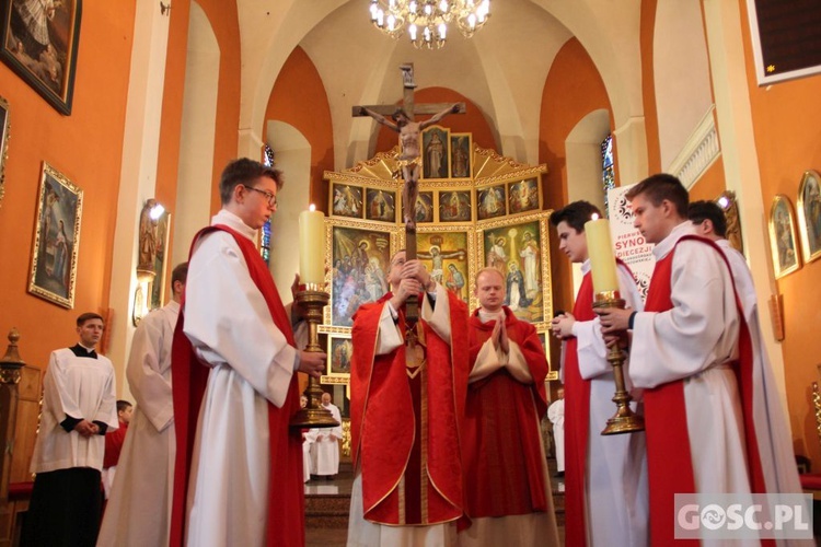 Liturgia Wielkiego Piątku w zielonogórskiej konkatedrze