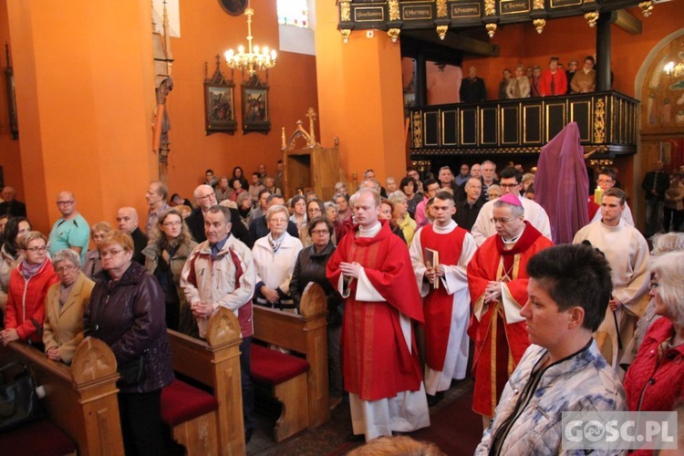 Liturgia Wielkiego Piątku w zielonogórskiej konkatedrze