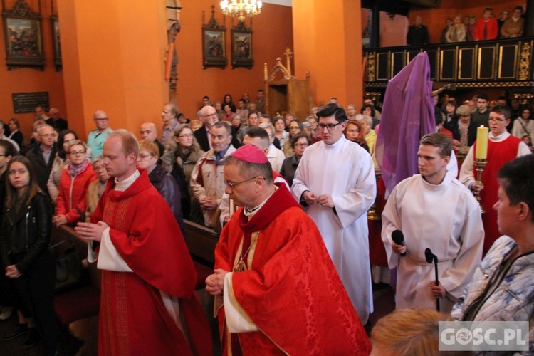 Liturgia Wielkiego Piątku w zielonogórskiej konkatedrze