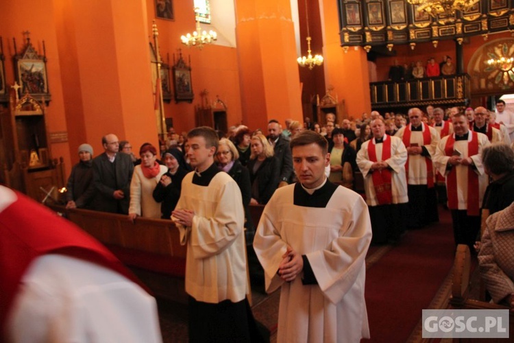 Liturgia Wielkiego Piątku w zielonogórskiej konkatedrze