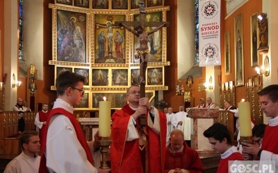 Liturgia Wielkiego Piątku w zielonogórskiej konkatedrze