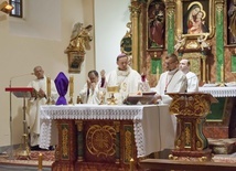 Wraz z biskupem Mszę św. koncelebrowali miejscowi kapłani.