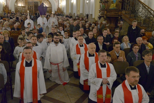 Wielkopiątkowa liturgia w katedrze w Radomiu