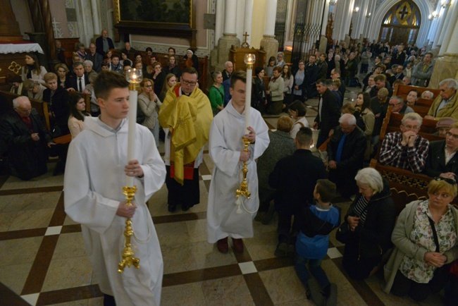 Wielkopiątkowa liturgia w katedrze w Radomiu