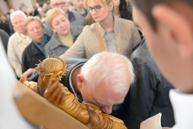 Wielkopiątkowa liturgia w katedrze w Radomiu