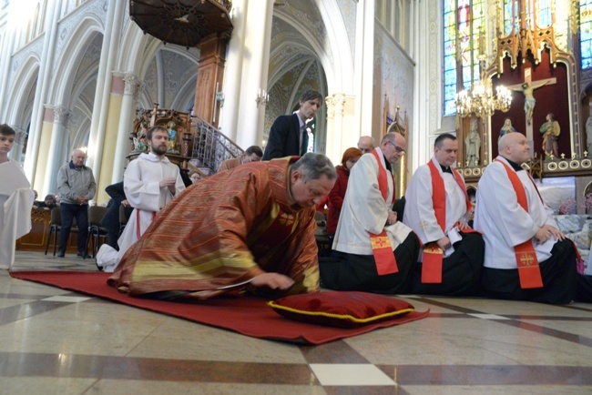 Wielkopiątkowa liturgia w katedrze w Radomiu