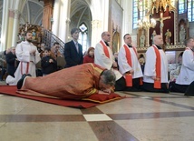 Wielkopiątkowa liturgia w katedrze w Radomiu