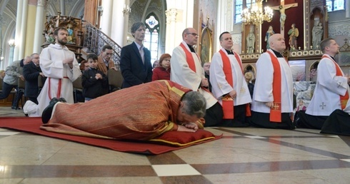 Wielkopiątkowa liturgia w katedrze w Radomiu