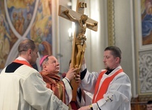 W centrum wielkopiątkowej liturgii jest adoracja Chrystusowego krzyża