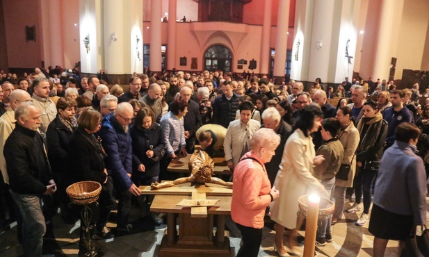 Bp Olszowski podczas Liturgii Męki Pańskiej: Krzyż jest tronem miłosierdzia