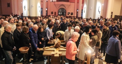 Bp Olszowski podczas Liturgii Męki Pańskiej: Krzyż jest tronem miłosierdzia