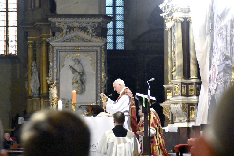 Liturgia Wielkiego Piątku w świdnickiej katedrze