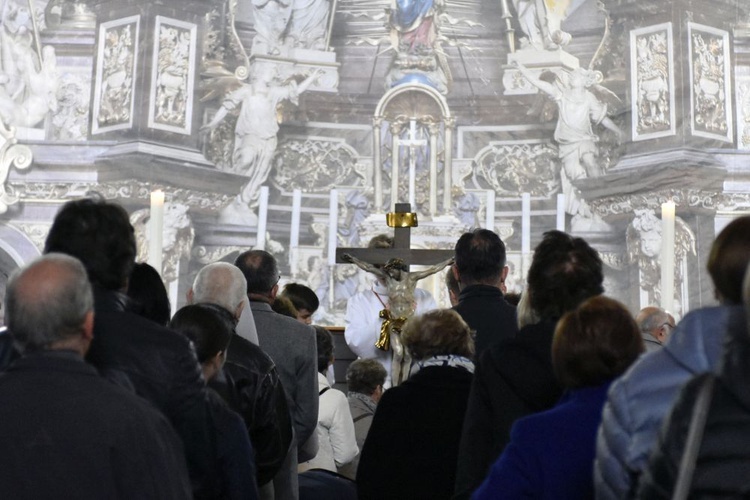 Liturgia Wielkiego Piątku w świdnickiej katedrze