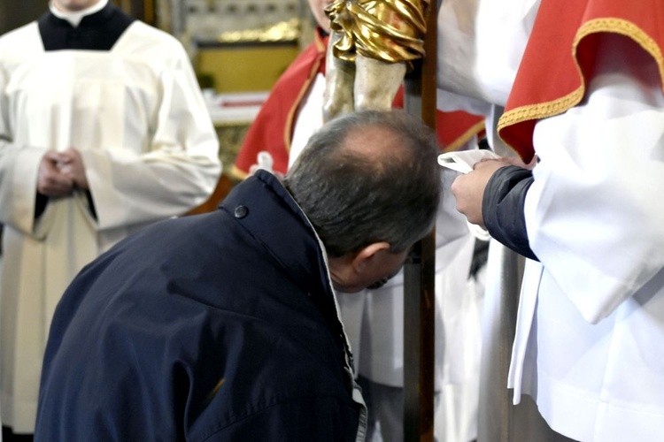 Liturgia Wielkiego Piątku w świdnickiej katedrze