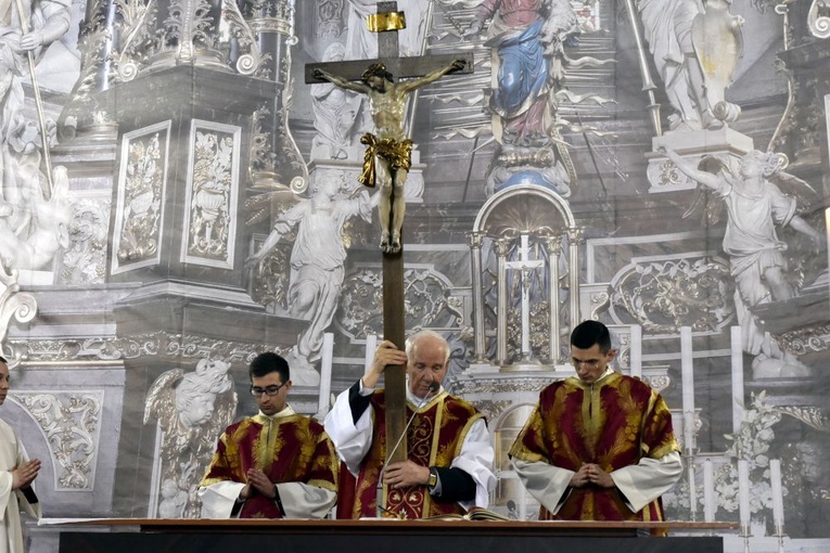 Liturgia Wielkiego Piątku w świdnickiej katedrze