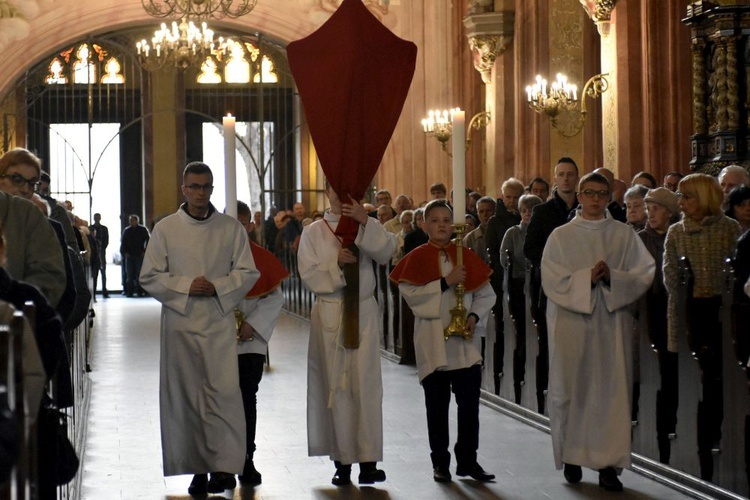 Liturgia Wielkiego Piątku w świdnickiej katedrze