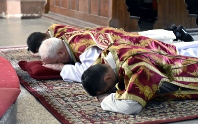 Liturgia Wielkiego Piątku w świdnickiej katedrze