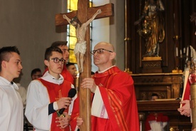 Centralnym wydarzenie liturgii była adoracja krzyża.