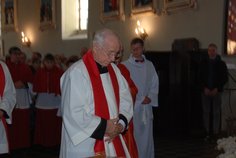 Wielki Piątek z udziałem bp. Andrzeja F. Dziuby w Bełchowie