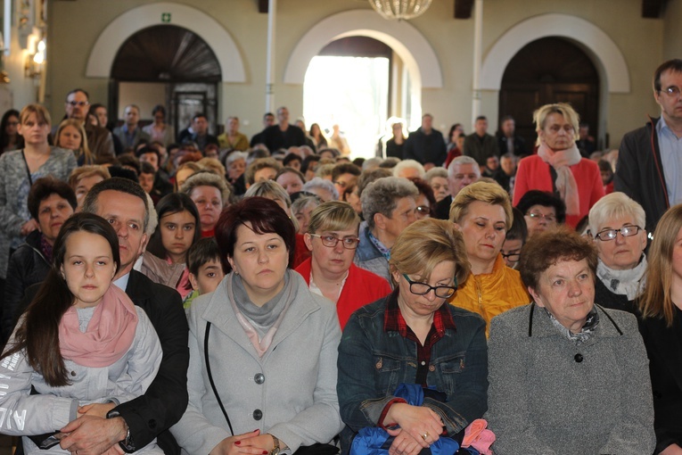 Wielki Piątek z udziałem bp. Andrzeja F. Dziuby w Bełchowie