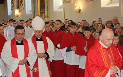 Wielki Piątek z udziałem bp. Andrzeja F. Dziuby w Bełchowie