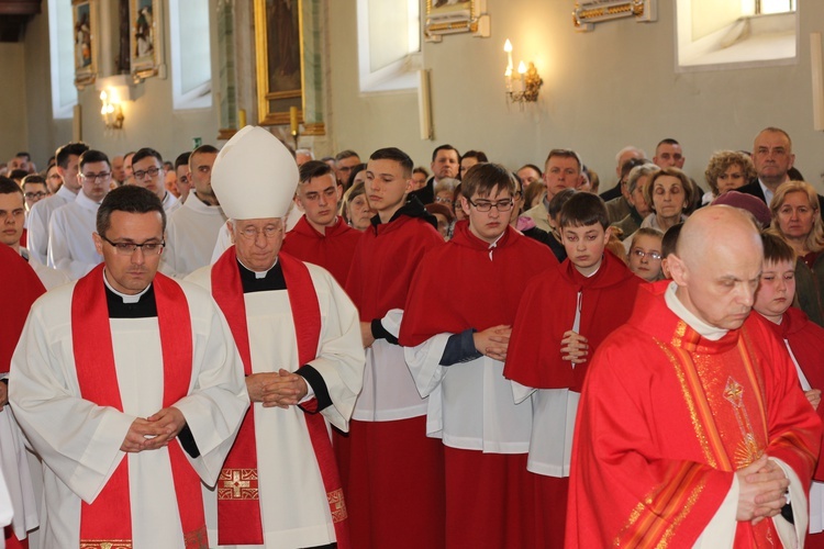 Wielki Piątek z udziałem bp. Andrzeja F. Dziuby w Bełchowie