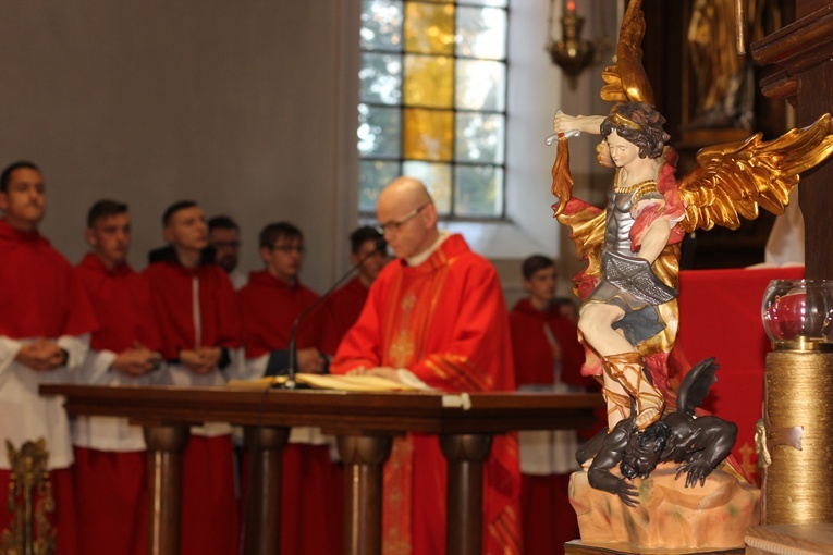 Wielki Piątek z udziałem bp. Andrzeja F. Dziuby w Bełchowie