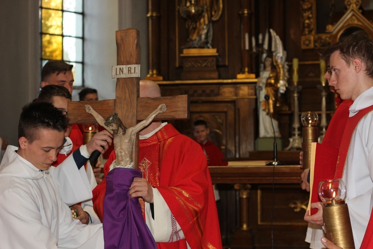 Wielki Piątek z udziałem bp. Andrzeja F. Dziuby w Bełchowie