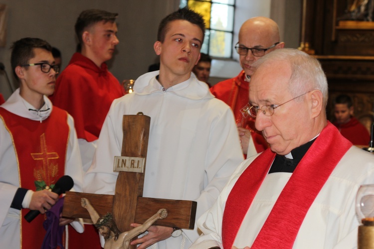 Wielki Piątek z udziałem bp. Andrzeja F. Dziuby w Bełchowie