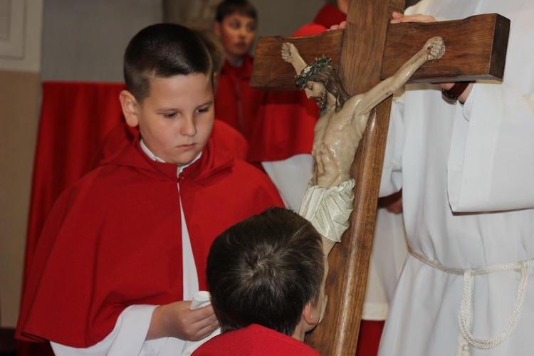 Wielki Piątek z udziałem bp. Andrzeja F. Dziuby w Bełchowie