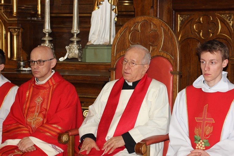 Wielki Piątek z udziałem bp. Andrzeja F. Dziuby w Bełchowie