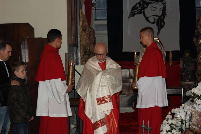 Wielki Piątek z udziałem bp. Andrzeja F. Dziuby w Bełchowie