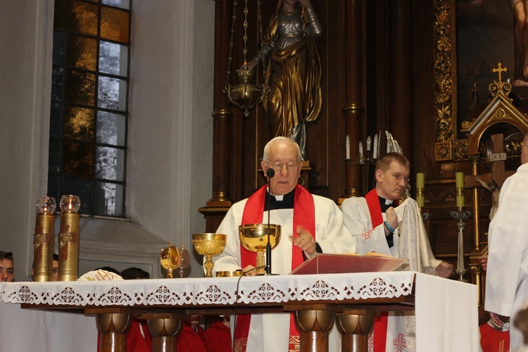 Wielki Piątek z udziałem bp. Andrzeja F. Dziuby w Bełchowie