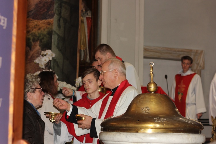 Wielki Piątek z udziałem bp. Andrzeja F. Dziuby w Bełchowie