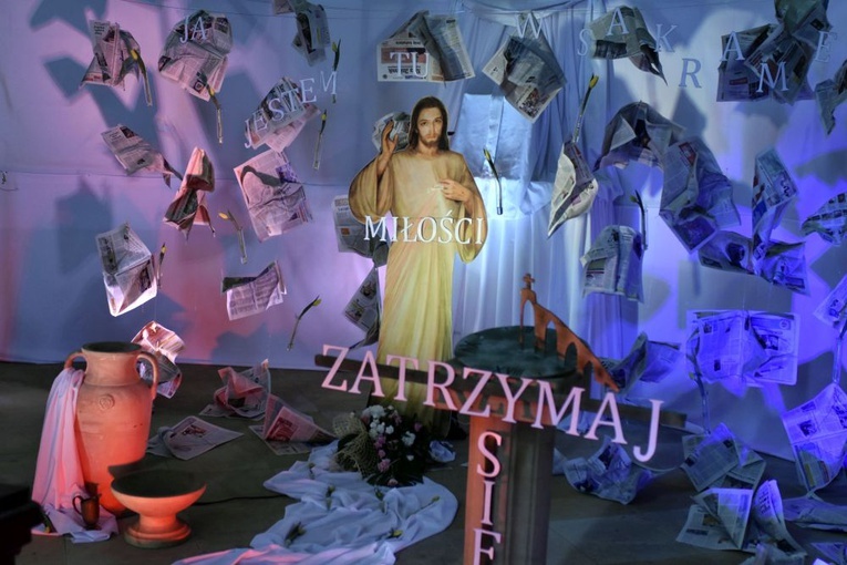 Ołtarz adoracji zatrzymany w czasie 