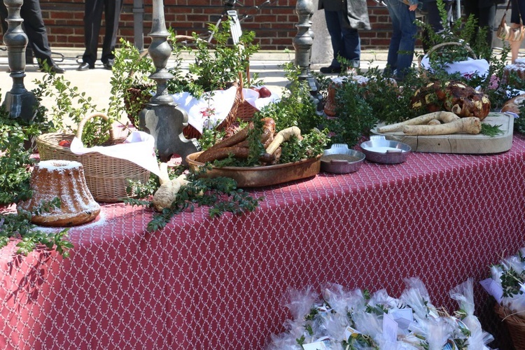 Święcenie pokarmów wielkanocnych przed kościołem Mariackim 2019