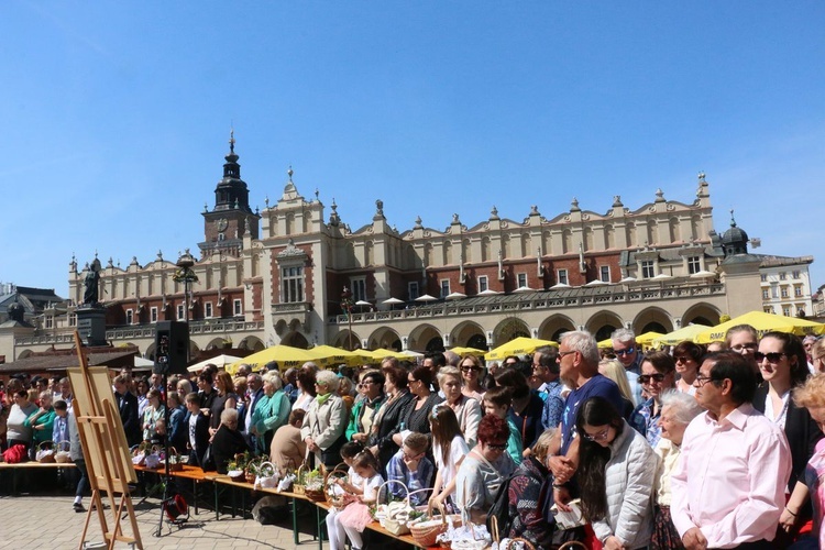 Święcenie pokarmów wielkanocnych przed kościołem Mariackim 2019