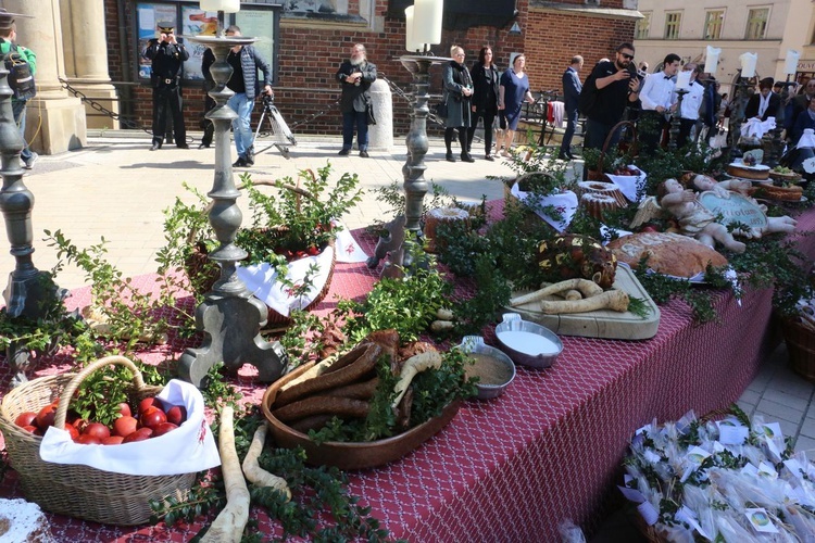 Święcenie pokarmów wielkanocnych przed kościołem Mariackim 2019