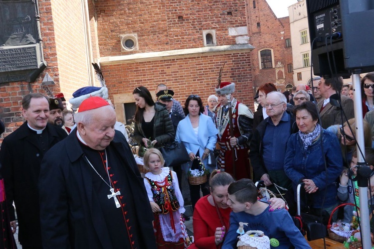 Święcenie pokarmów wielkanocnych przed kościołem Mariackim 2019