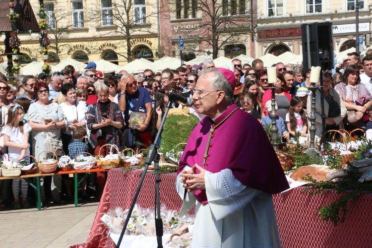 Święcenie pokarmów wielkanocnych przed kościołem Mariackim 2019