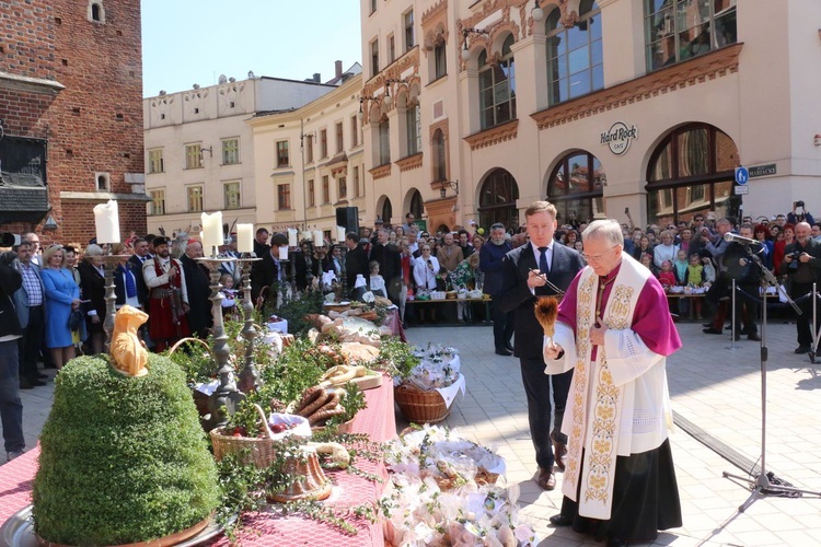 Święcenie pokarmów wielkanocnych przed kościołem Mariackim 2019