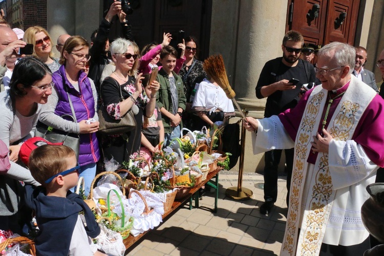 Święcenie pokarmów wielkanocnych przed kościołem Mariackim 2019