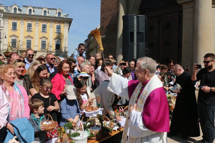 Święcenie pokarmów wielkanocnych przed kościołem Mariackim 2019