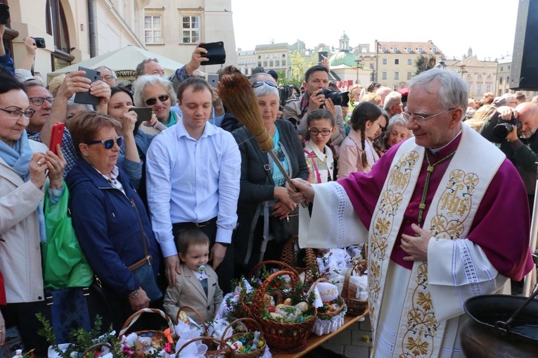 Święcenie pokarmów wielkanocnych przed kościołem Mariackim 2019